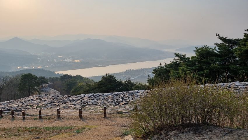 정상에서 내려다 보이는 남한강 풍경, 흐린 하늘,