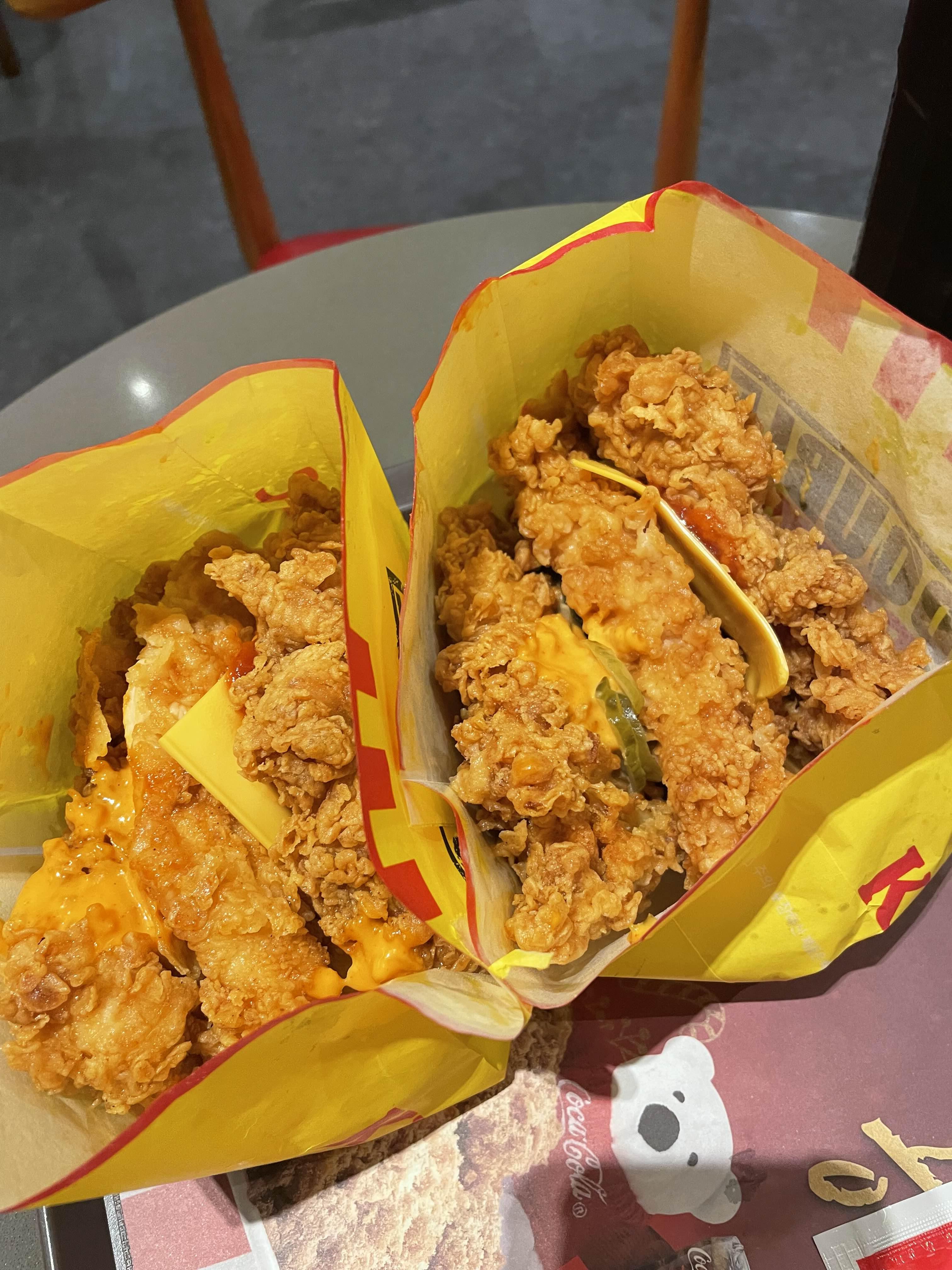  kfc새로나온 한정메뉴 징거트리플다운 후기! 햄버거가 아니고 치킨이네 (kfc 부산구서DT)