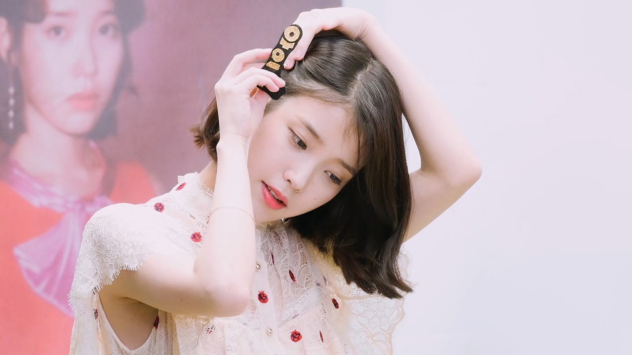  머리띠 쓰는 아이유 민소매