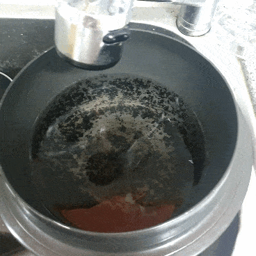 마늘을 삶기위해 냄비에 물을 넣는 사진