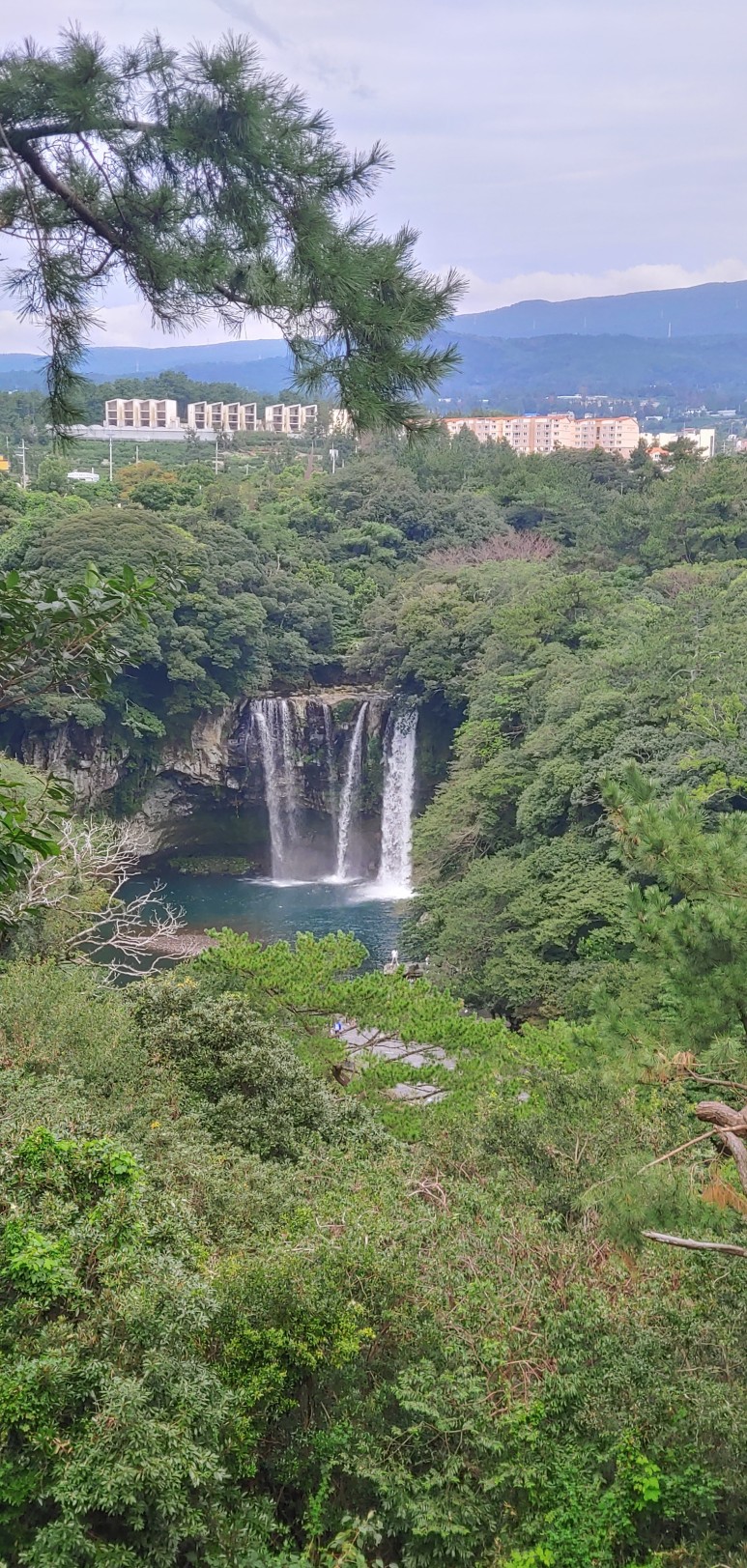  제주도 서귀포시 천지연폭포와 한라산이 보이는 칠십리시 공원