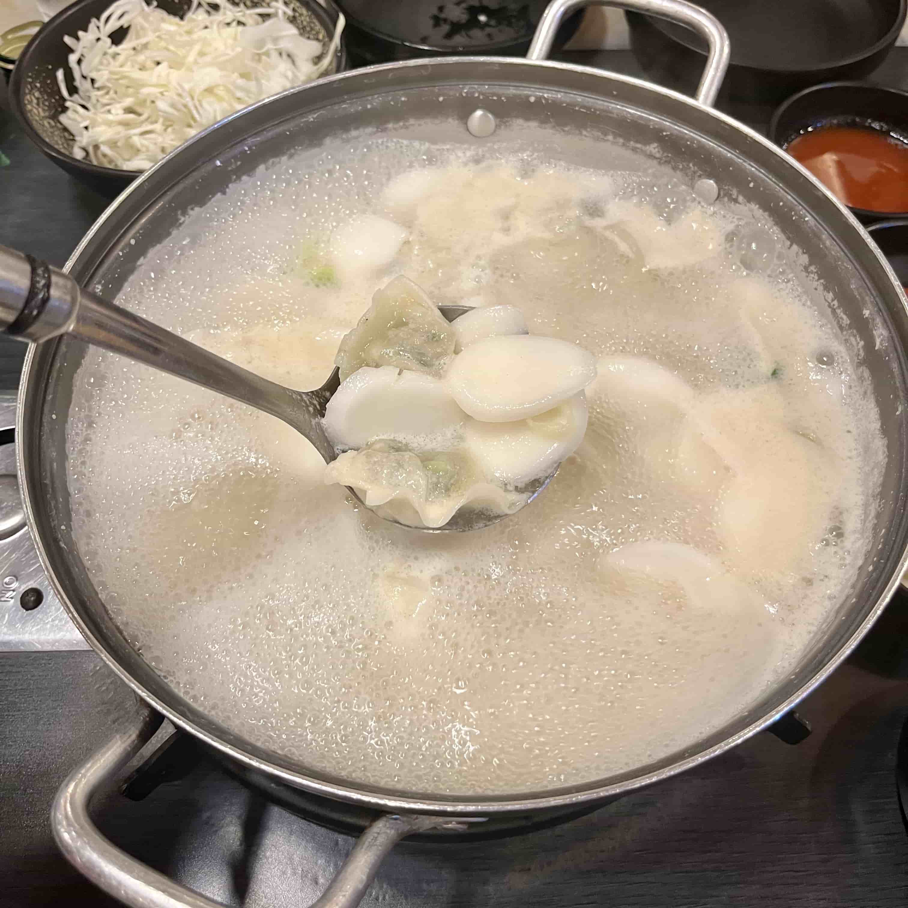기본으로 나오는 떡만둣국 사진
