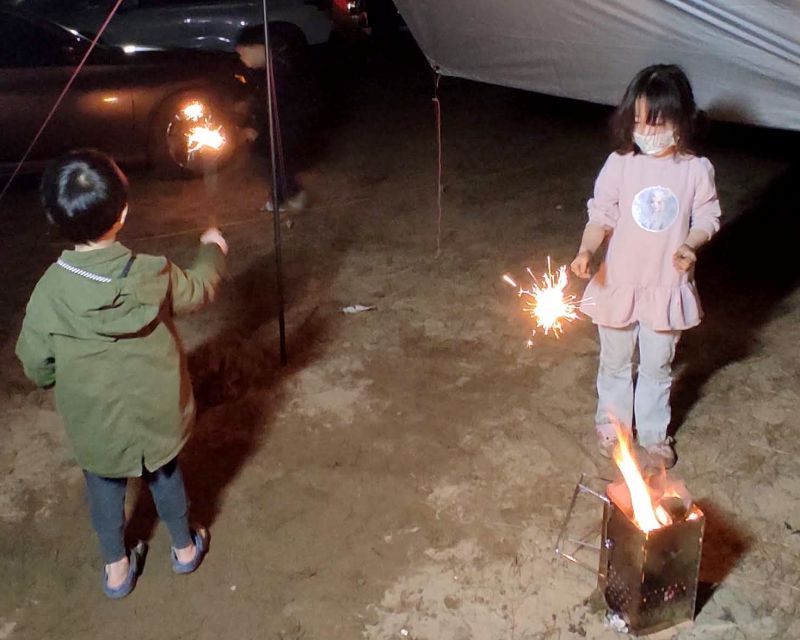 스파클라 불꽃놀이를 하는 아이들