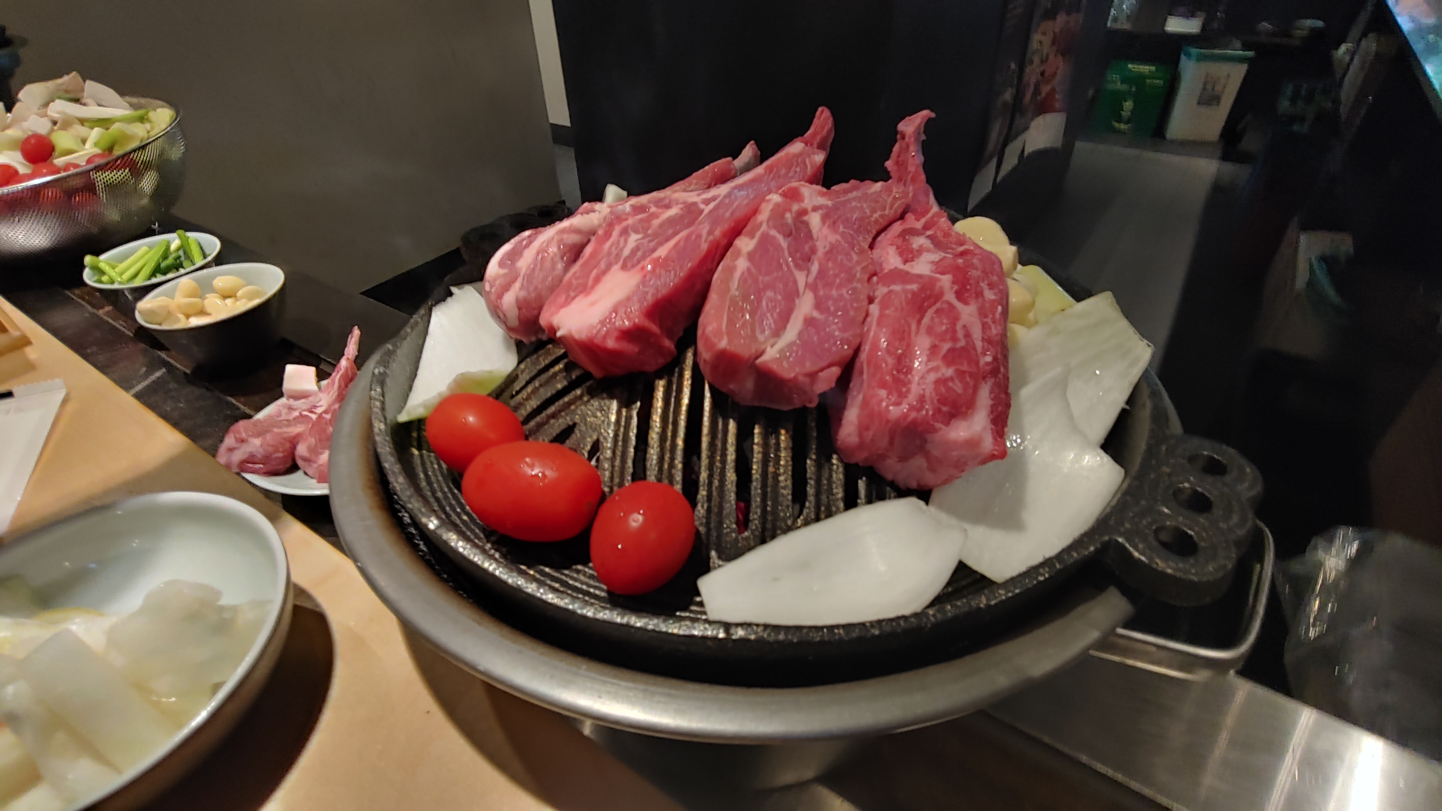  고급 양갈비를 직원들이 구워주는 화로구이 전문점, 라무진