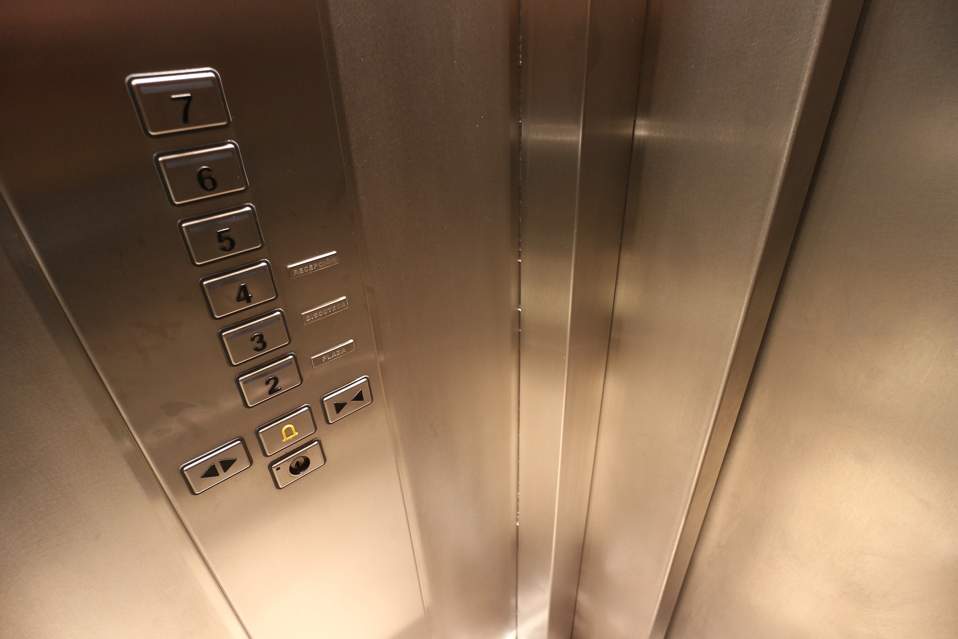 은색 엘리베이터 내부 버튼의 사진