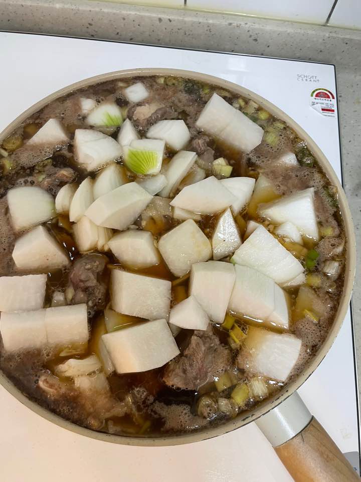 무와 양파 먼저 넣어주기