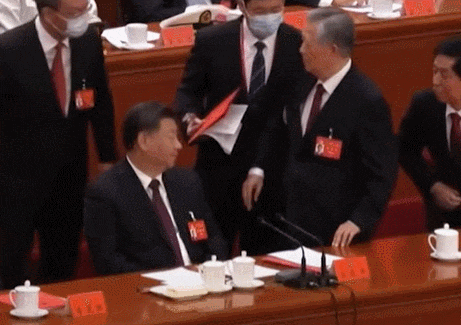 [中 당대회 폐막] 후진타오 전 중국 국가주석&#44; 당 대회에서 의문의 퇴장 당해 Watch: Xi Jinping&#39;s immediate predecessor ‘mysteriously’ escorted out of meeting
