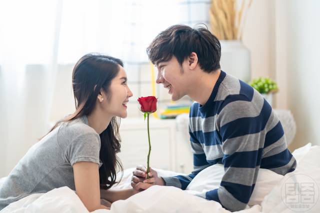 남자가 좋아하는 여자에게 하는 행동 10가지 남자가 좋아하는 여자에게 하는 행동 10가지