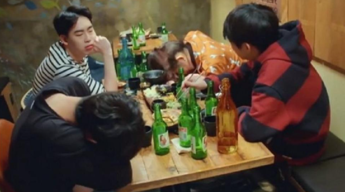  술꾼 8명 모이고 대유행 중인 소주병 머리띠!!