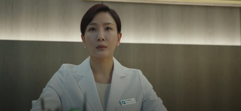 병원장 진료실을 배경으로 흰 의사 가운에 머리를 단정히 묶고 앉아 있는 드라마 유괴의 날 모은선 캐릭터