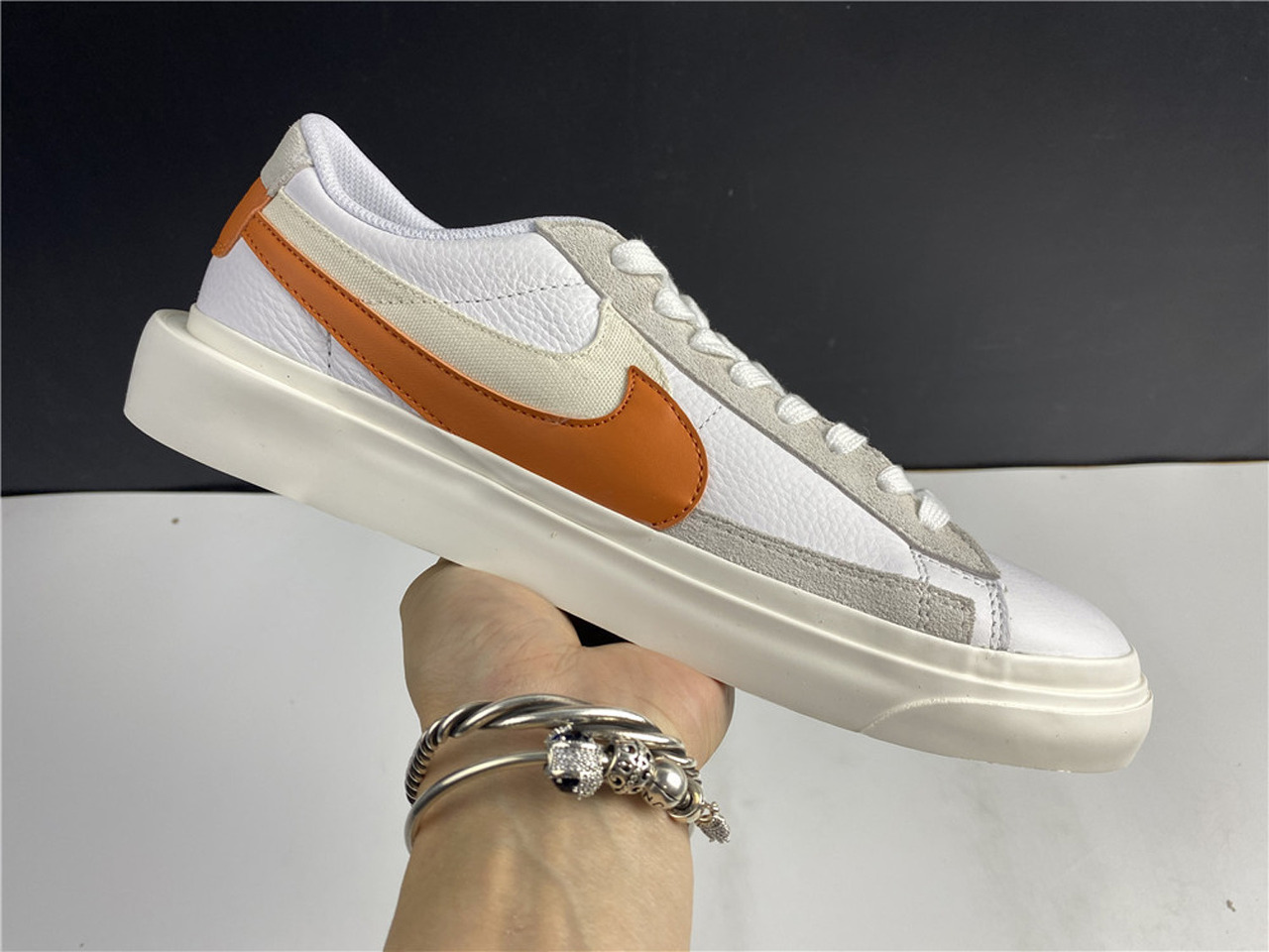  [SACAI x NIKE] 사카이 X 나이키 블레이저 로우 화이트 오렌지 BV0076-107