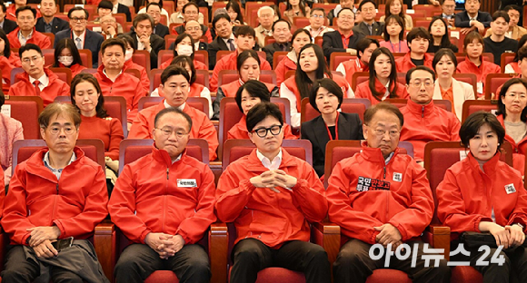 4&middot;10 총선 출구조사 결과에 대한 국민의힘의 반응