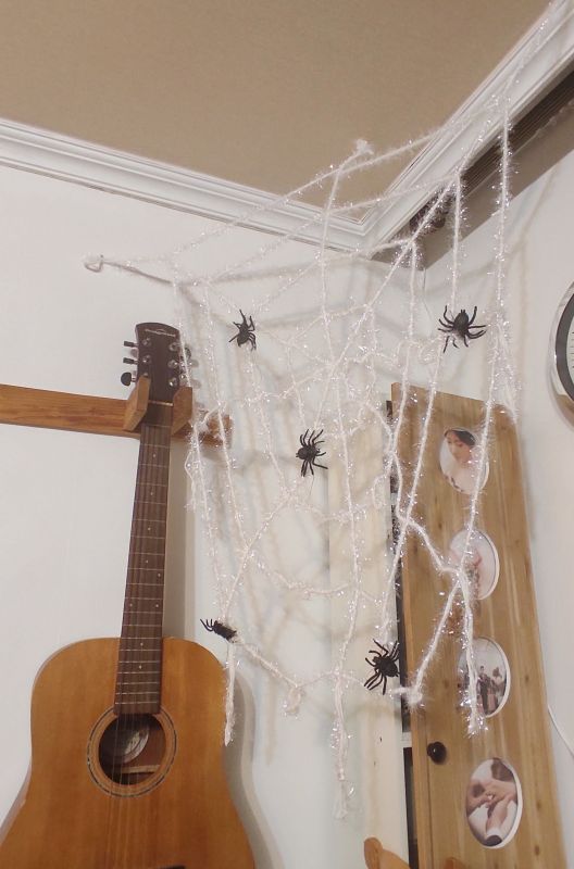 천장에 늘여트려놓은 거미줄장식과 거미모형