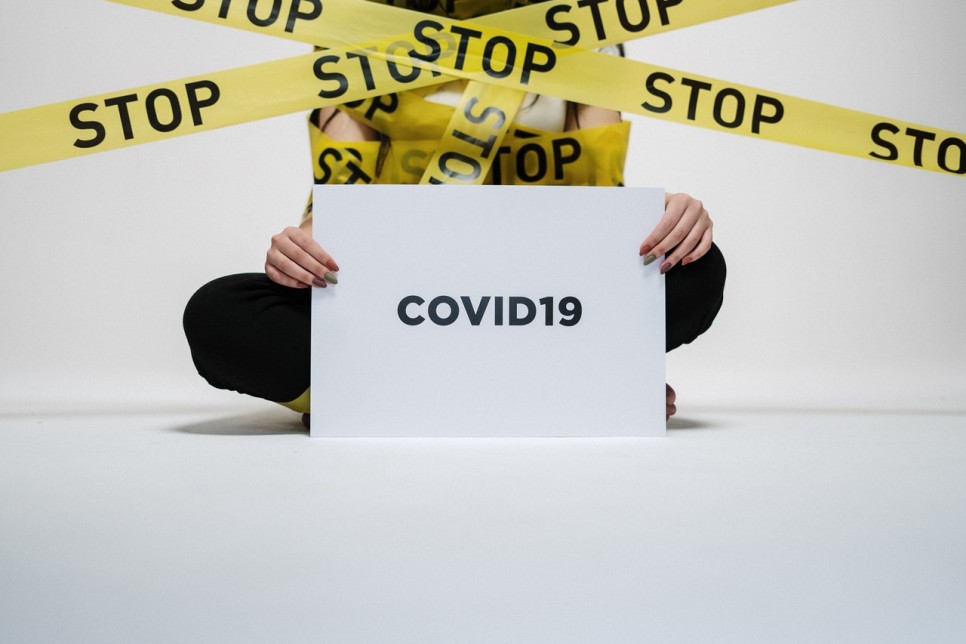 신속한 항원검사에서 양성 반응이 나오면 COVID-19가 확인된다. 원격 의료의 즉각적인 시작 2