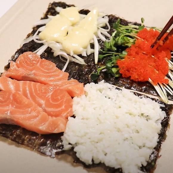  접어먹는 김밥에 이어 초밥도 접어볼게요. 접어먹는 초밥!