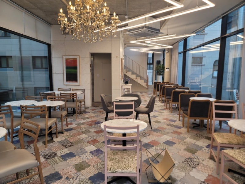 신논현역 카페 프레임 바이로찌 강남역 대형카페