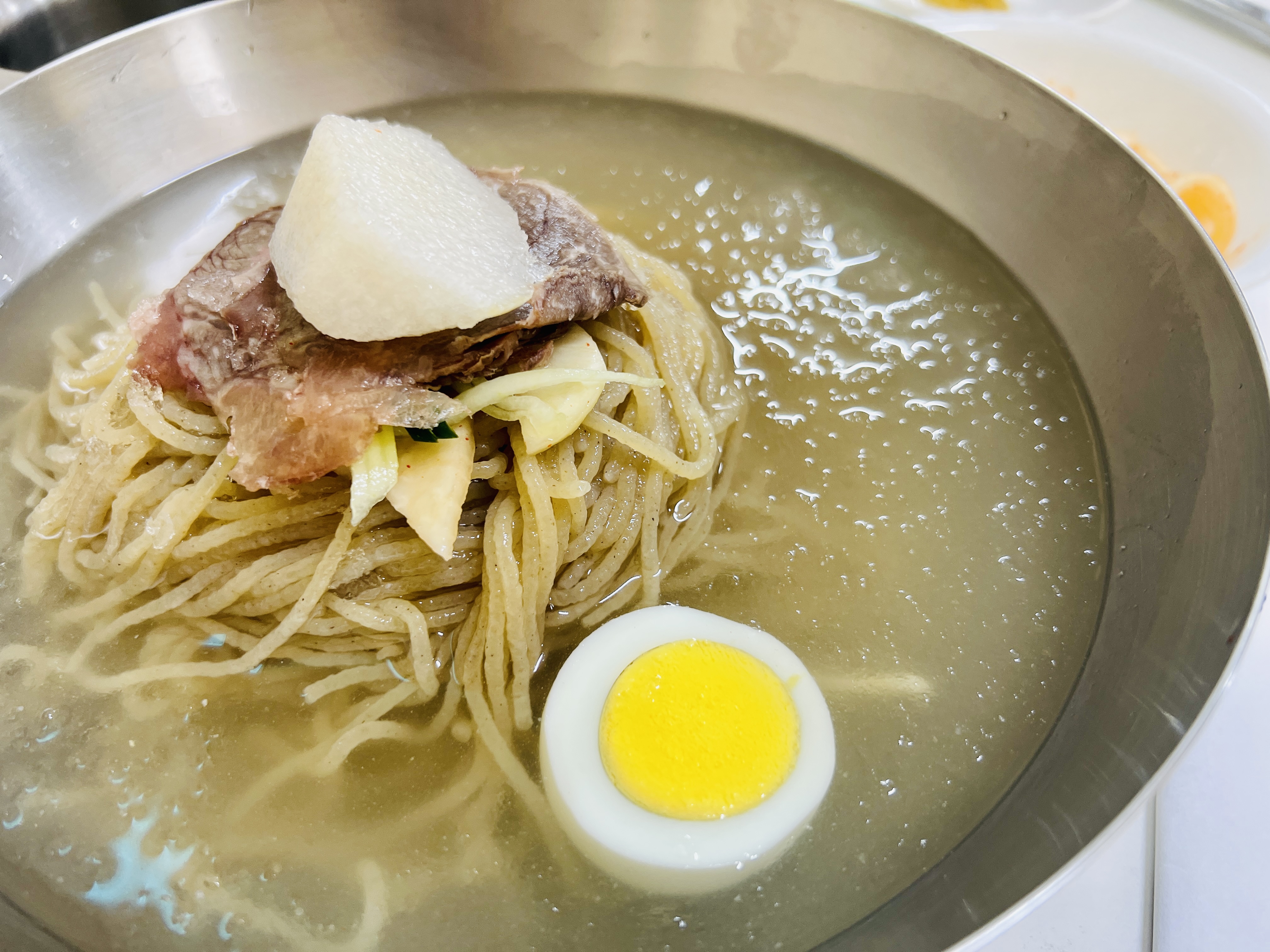 평양냉면이 그릇에 담겨있는 사진