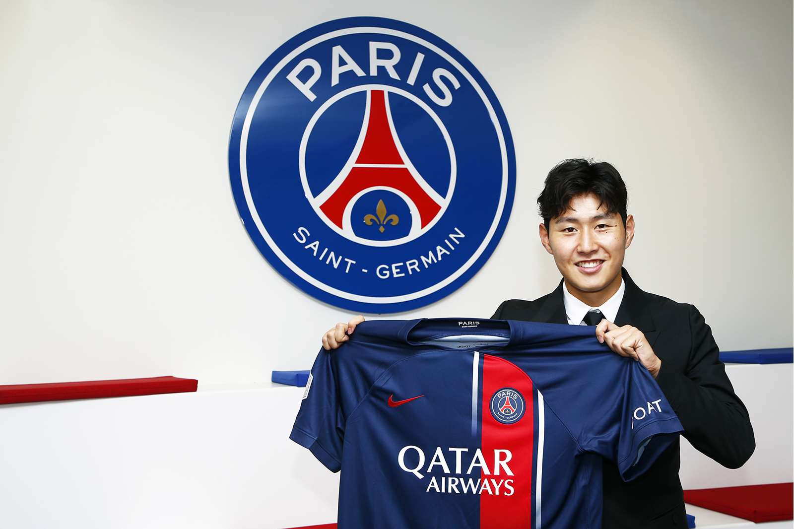 PSG 입단한 이강인(출처 : PSG 홈페이지)