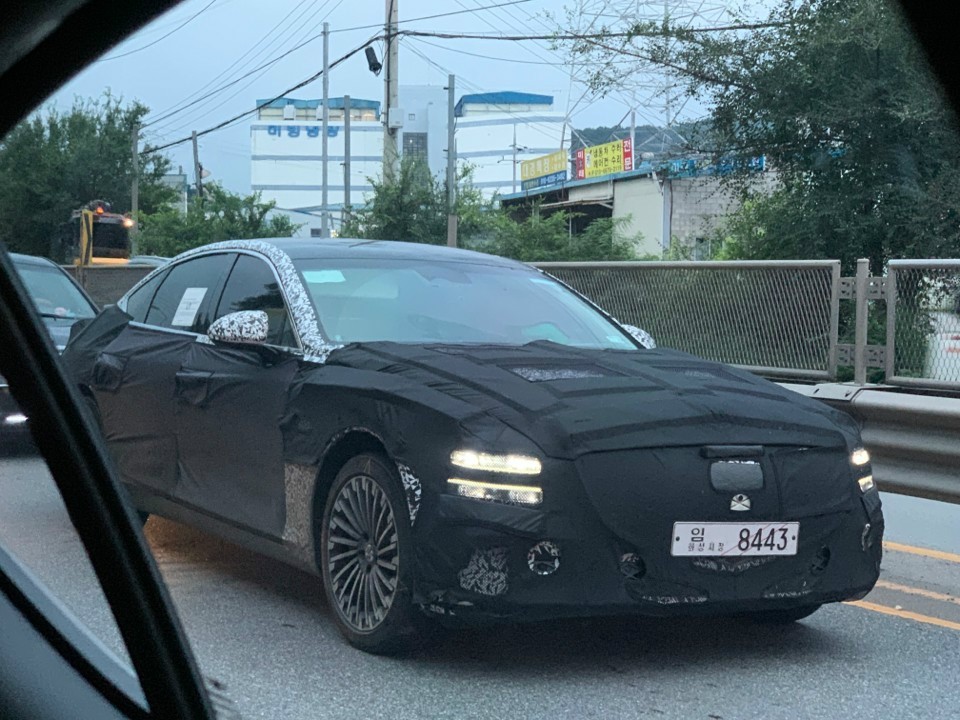  제네시스 G80 EV(전기차) 스파이 샷! 주행거리 500KM?