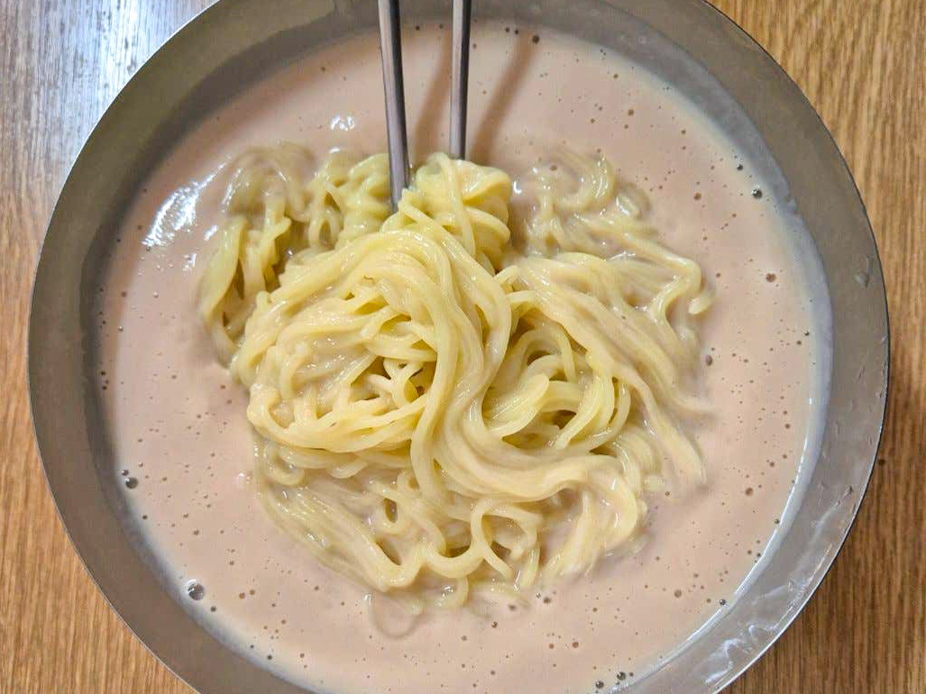 콩국수가 그릇에 담겨있는 사진
