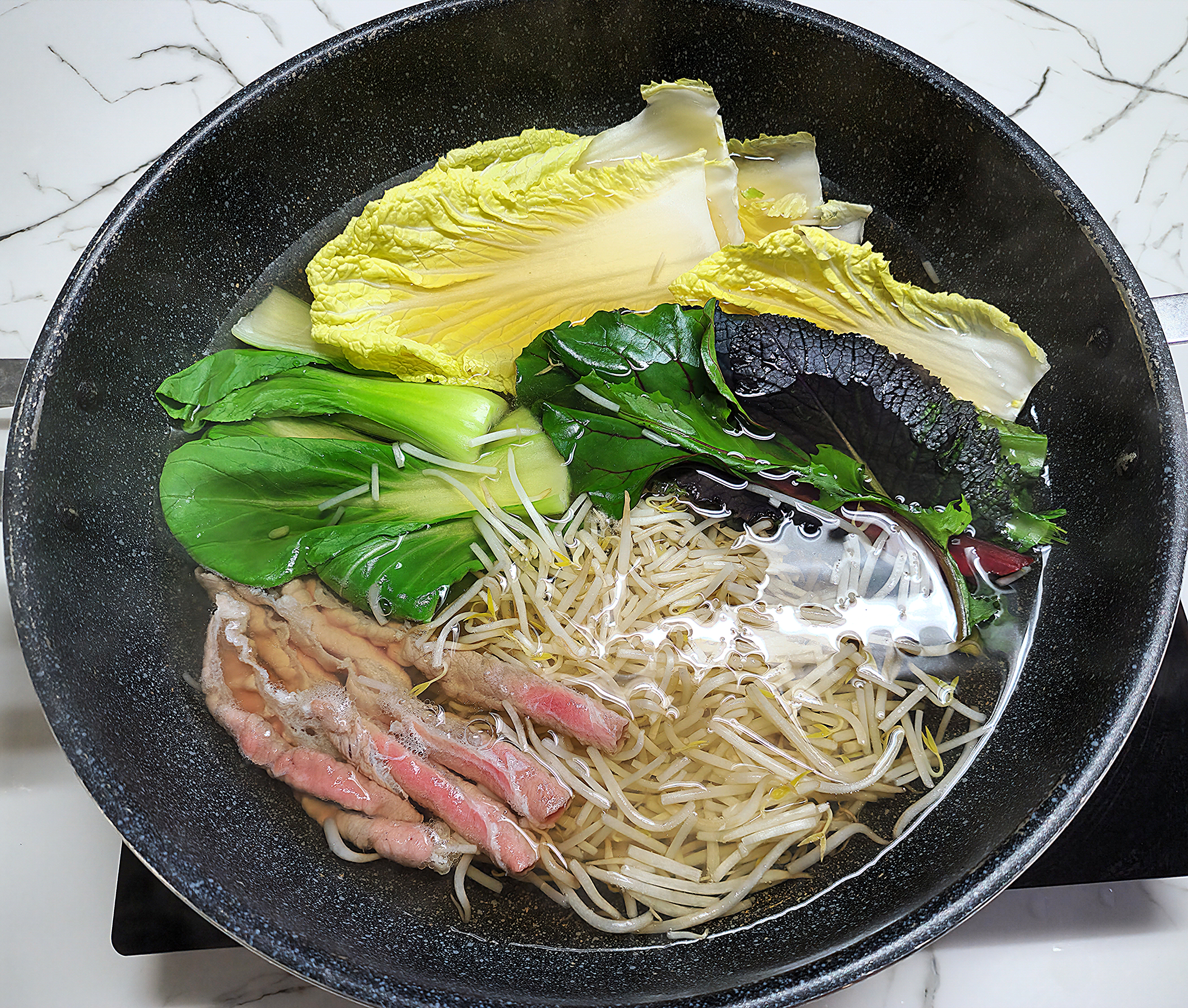 샤브샤브-채소와-고기를-넣고-끓이는-모습