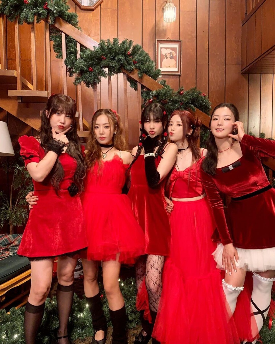  에이핑크, '핑크 크리스마스' 라이브...크리스마스 분위기 물씬