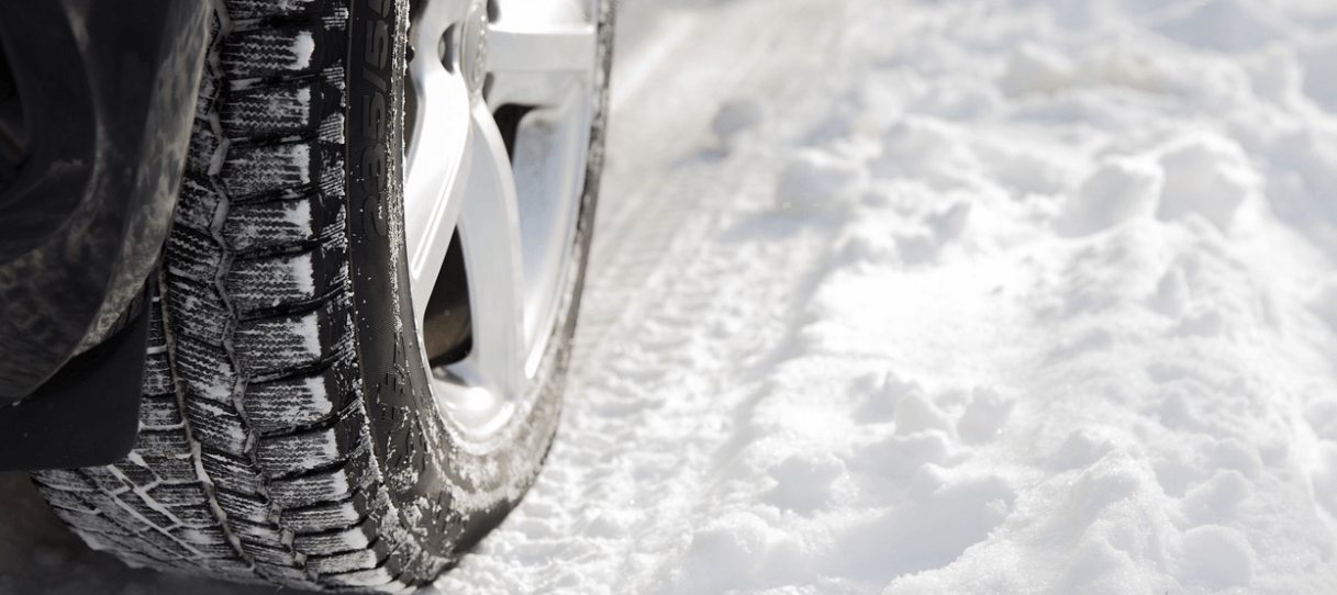 겨울 눈 위에 자동차 타이어