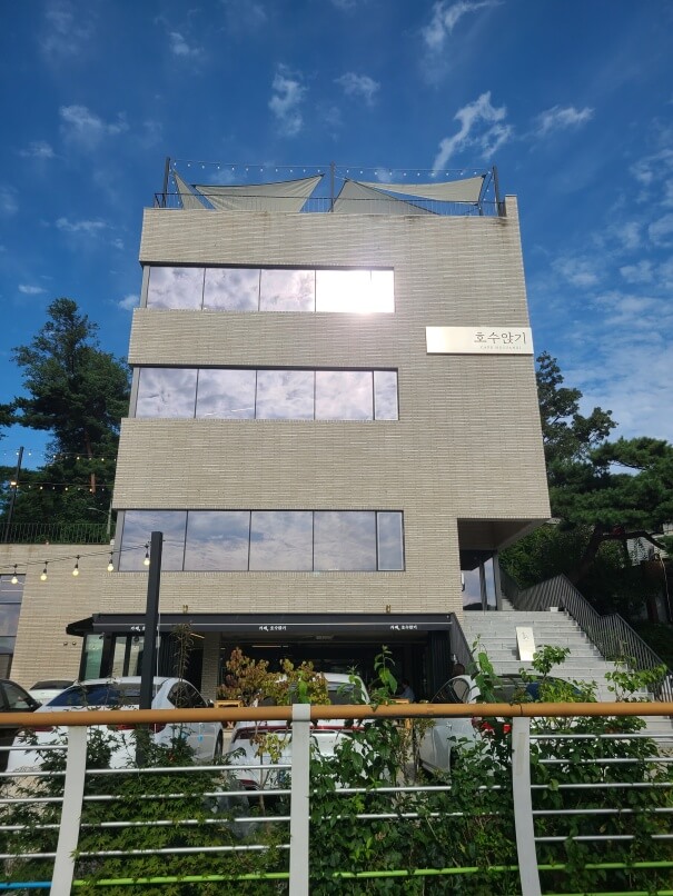 호수앉기 카페의 두 번째 외관 사진입니다. 4층 짜리 큰 건물입니다.