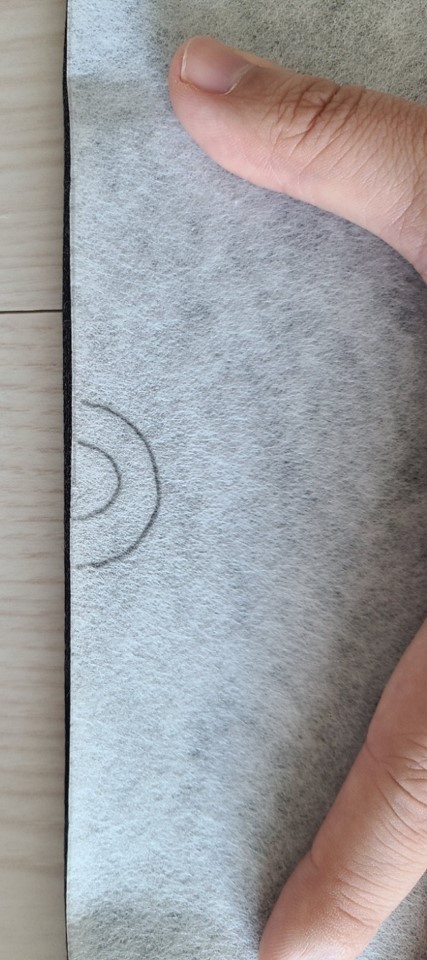 패턴을 천 위에 놓아주기