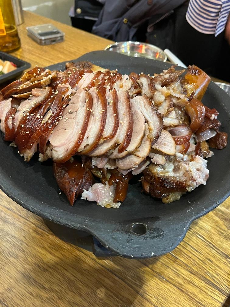 가마솥왕족발입니다