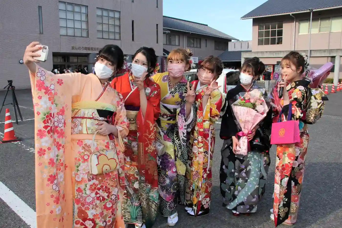 후리소데를 입고 성인식을 축하하는 일본 여성들