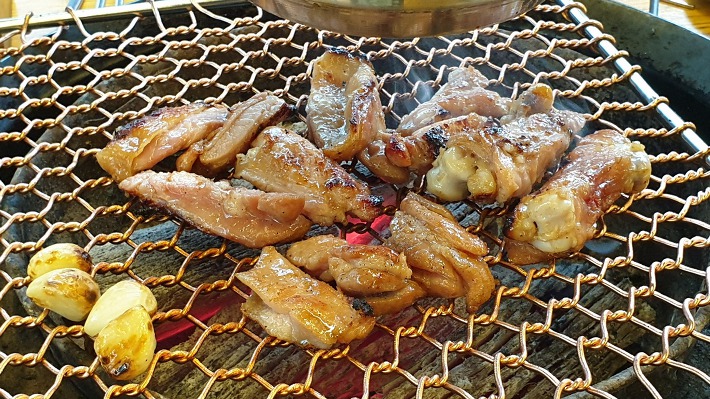  3색 닭갈비 세트로 대박맛집 등극! 소양강댐 근처 춘천맛집 토담숯불닭갈비