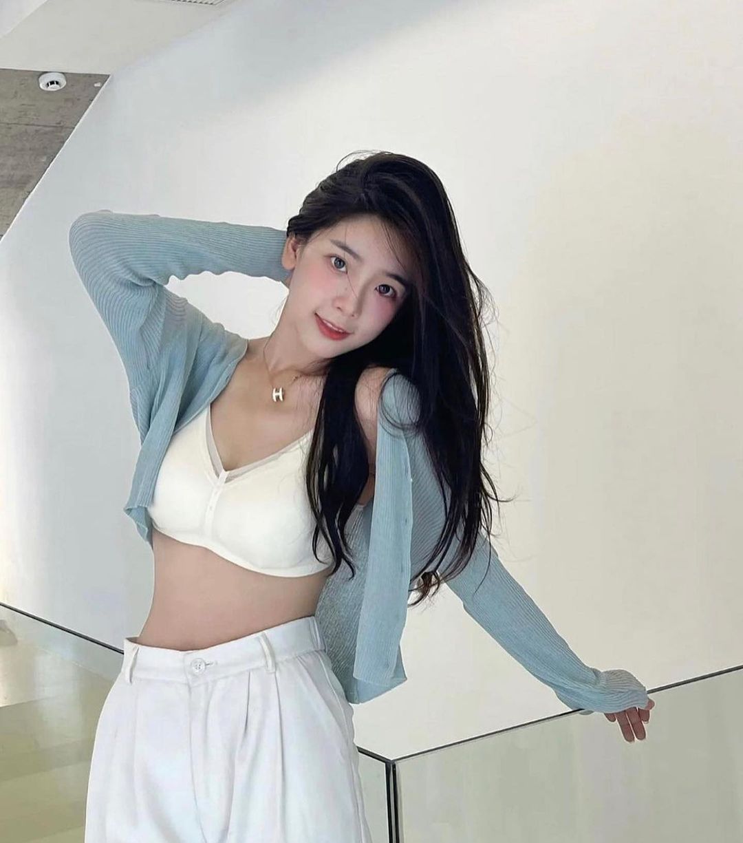  팬션에서 따뜻한 햇살 맞으며 트위터 셀카 사진찍는 처자