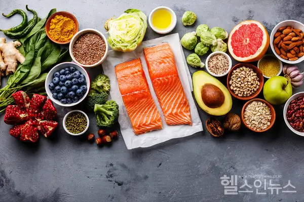  촉촉하고 깨끗한 피부를 위한 7가지 필수 영양소와 음식