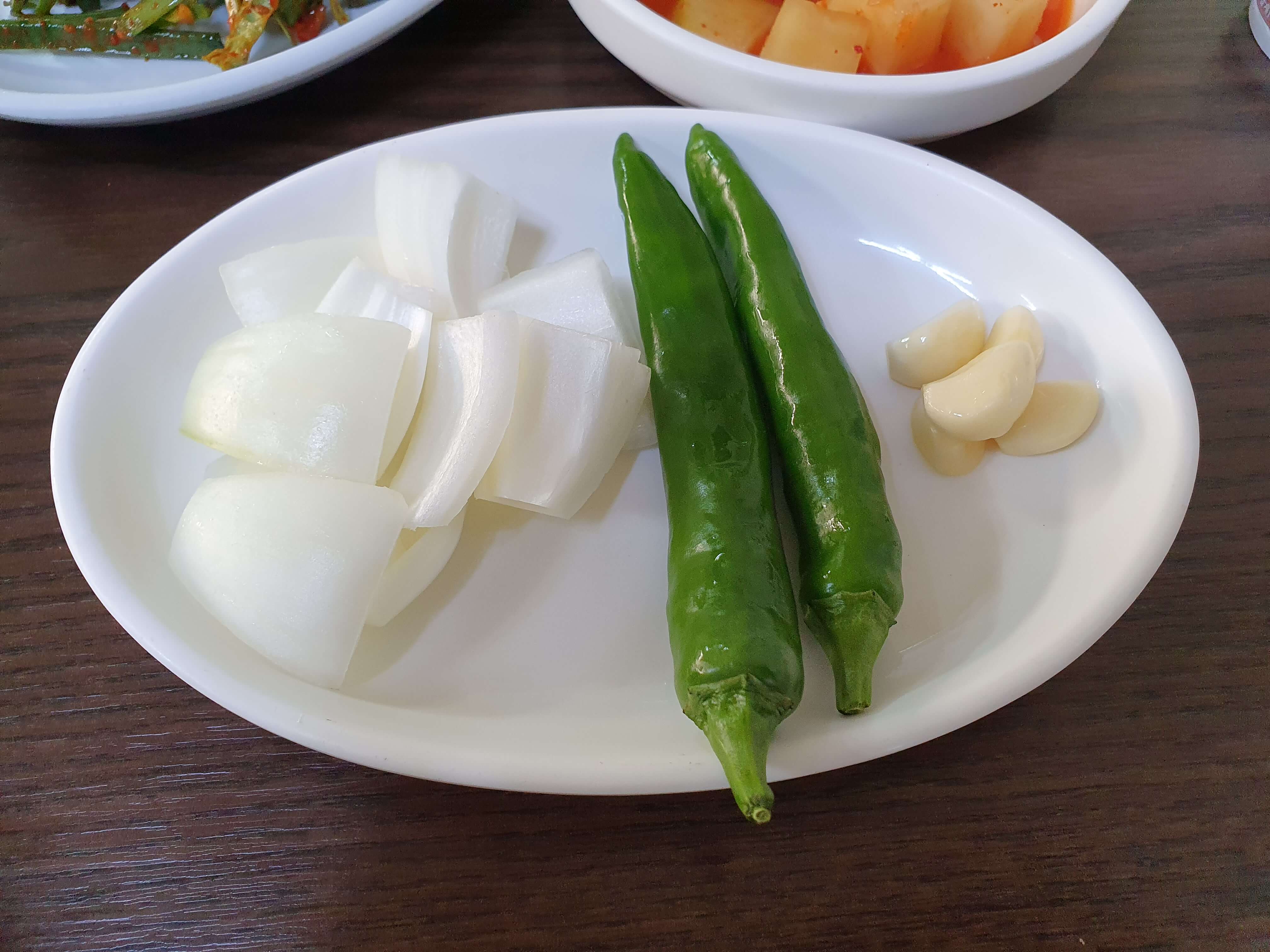 구서동 맛집 장수돼지국밥-반찬(양파&#44; 땡초&#44; 마늘)