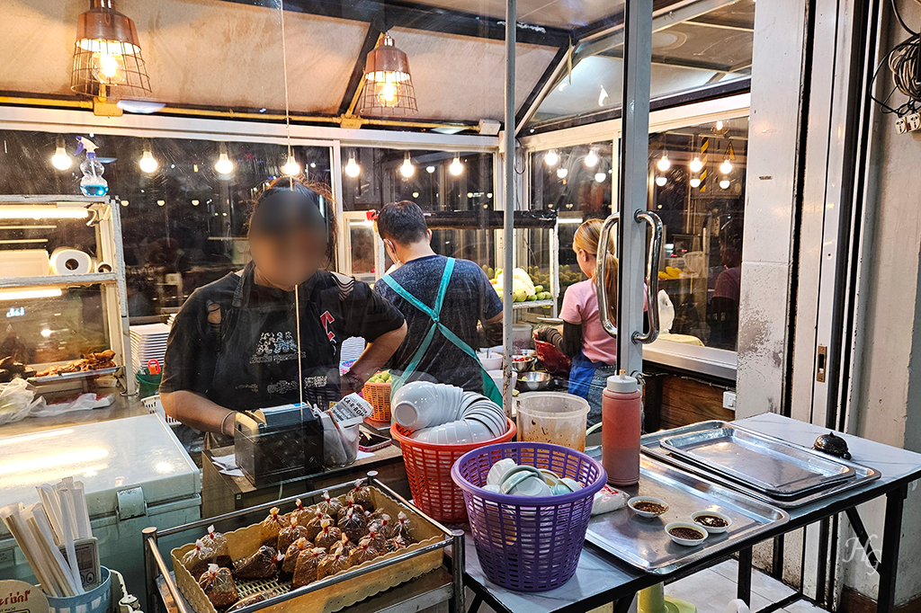 태국 방콕 까이양 라차다 (ไก่ย่างรัชดา / Kaiyang Ratchada) 쏨땀 만드는 주방