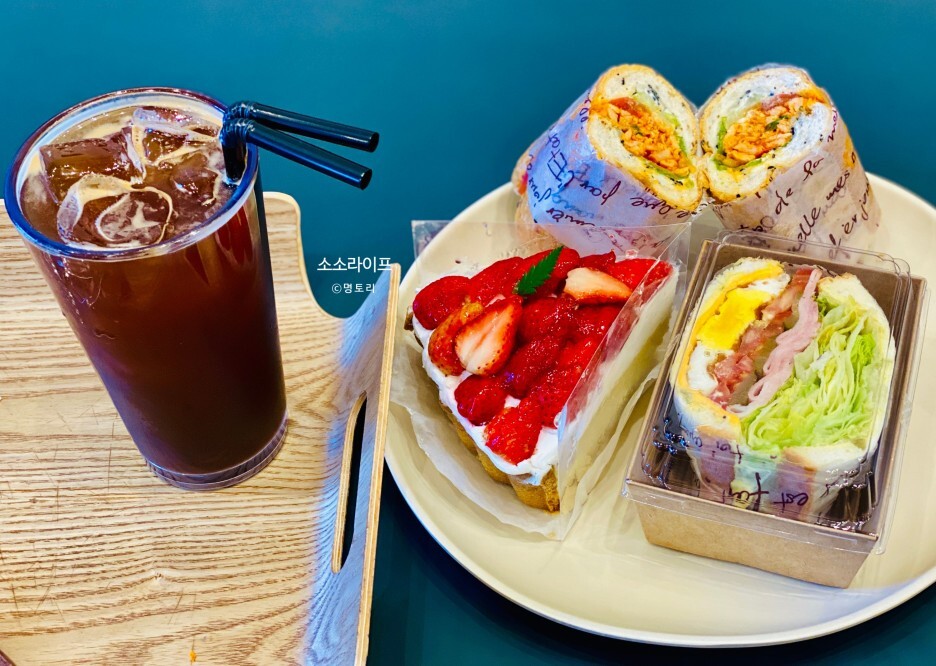  하레하레 : 딸기크림치즈 타르트 , 샌드위치 , 아이스 아메리카노