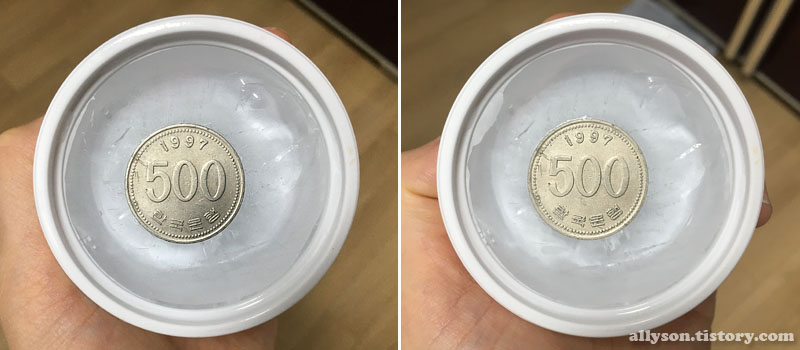 흰색-플라스틱-용기-얼음-위에-500원짜리-동전이-올려진-모습