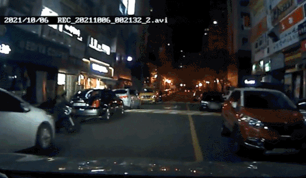  이중주차된 차 때문에 중앙선 침범하며 가던 중 오토바이 사고