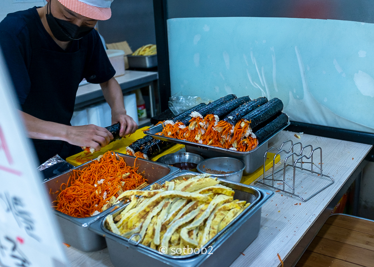 김밥을-싸는-사장님