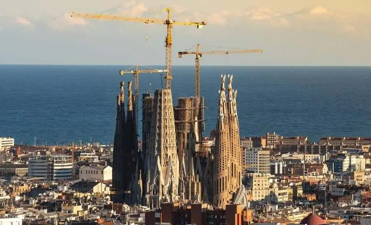 건설한 지 140년 파밀리아 성당...6개 탑 중 3개 완공 A towering success in the 140-year Sagrada saga