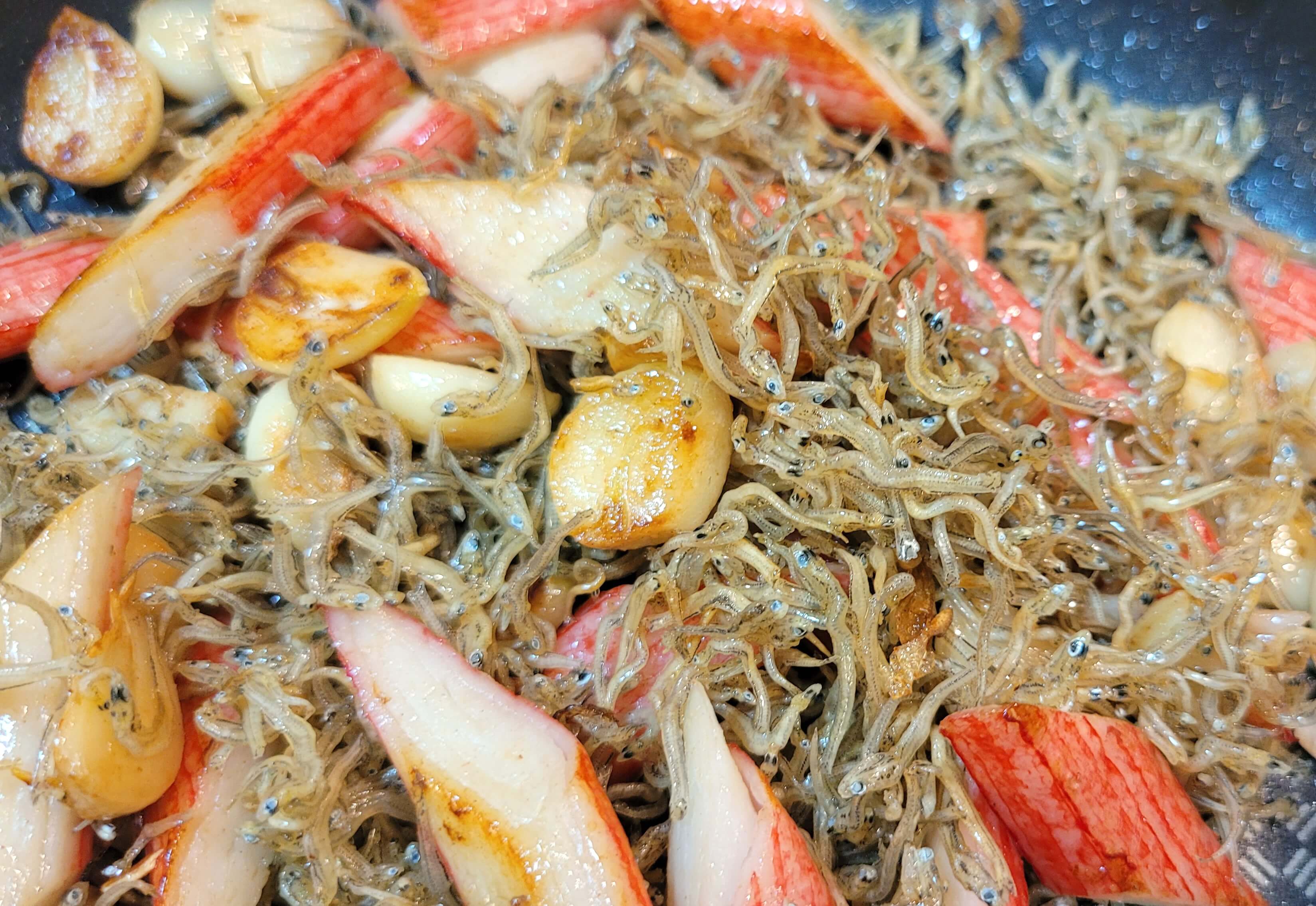 버터로 볶은 잔멸치와 슬라이스된 마늘, 새빨간 맛살이 어우러진 맛있는 멸치 볶음 요리