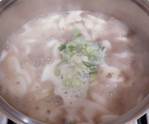2024년 설날 음식 : 1.떡국 맛있게 만들기
6. 대파 넣기