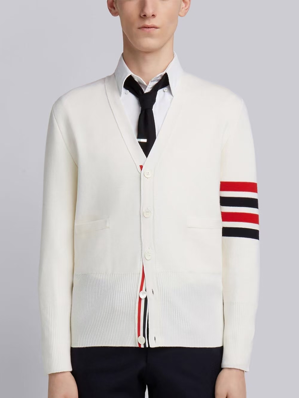  [THOM BROWNE] 톰브라운 화이트 밀라노 스티치 파인 메리노 울 4-바 브이넥 가디건 MKC160A00014100