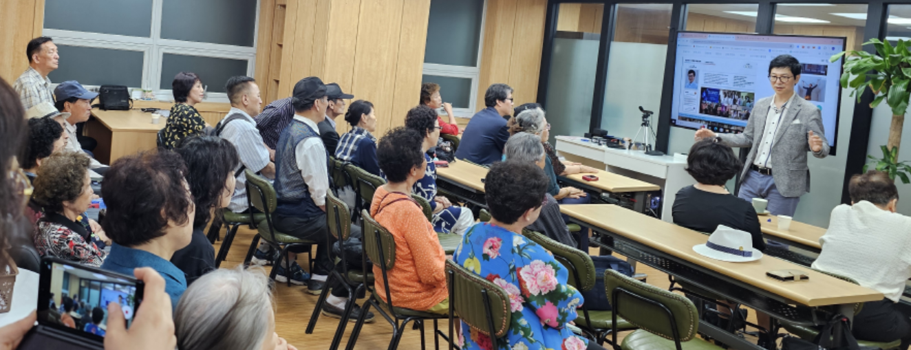 ▲사진= (주)소소생생 문영산 총괄이사가 (주)소소생생 김영명 대표를 소개하고 있다. ⓒ강남구 소비자저널