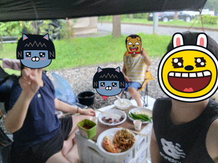 늦은 식사 가족사진