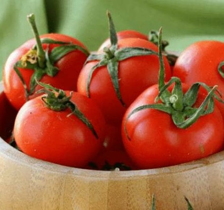바구니에 담겨져 있는 토마토