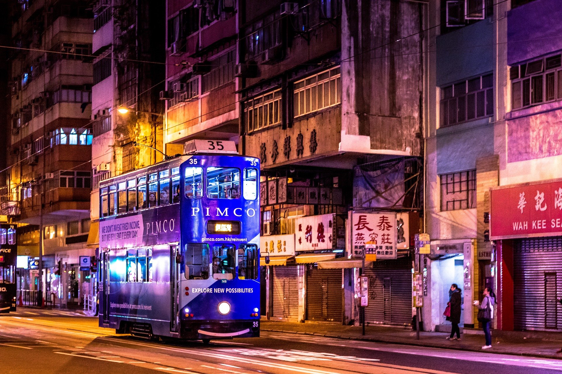 홍콩섬의 허름한 지역을 지나가는 파란 2층 트램