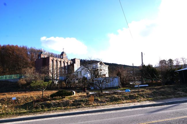 왼쪽 차로 길가애 청라교회 건물&#44; 석조 건물&#44; 푸른 하늘&#44;
