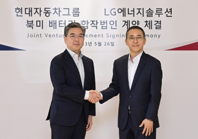 장재훈 현대차 사장과 권영수 LG에너지솔루션 부회장이 지난 5월 북미 배터리 합작법인 계약 체결식에서 가졌다.